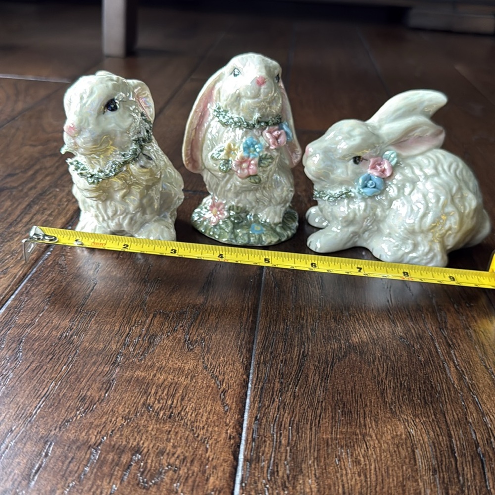 Vintage Set of 3 Pearlescent White Ceramic Bunny Figurines w/ Floral Wreaths - Picture 13 of 14